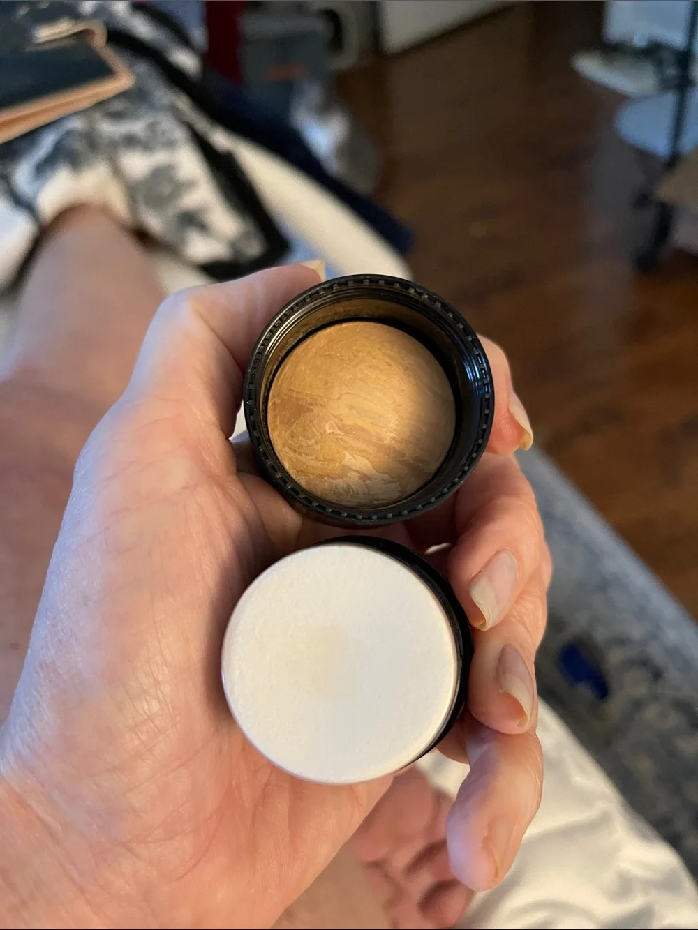 Laura Geller Baked to go balance-n-glow in light